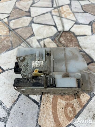 Замок боковой двери Renault Symbol седан 1.4