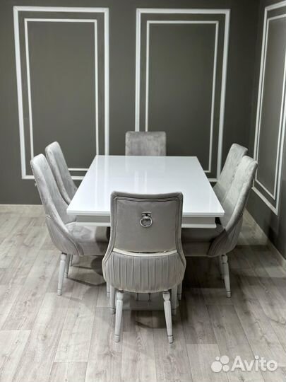 Стол со стульями в гостинную