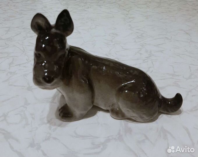 Фарфоровая статуэтка собаки 