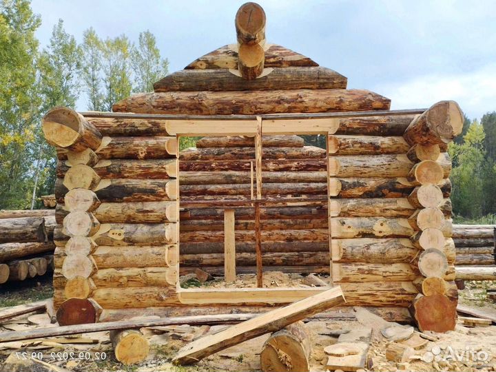 Сруб дома из зимнего леса