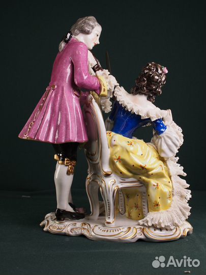 Фарфоровая статуэтка-кружевница 