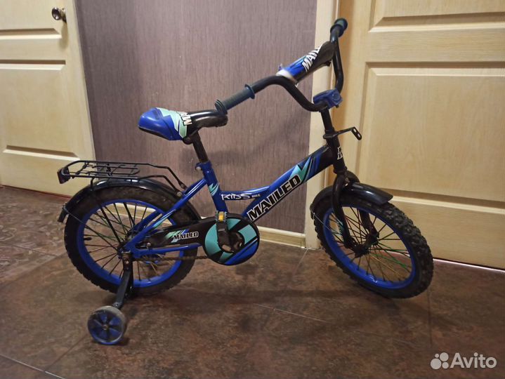 Детский велосипед с дополнительными колесами