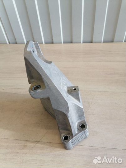 Кронштейн двигателя правый Genesis G70 G4KL 2019