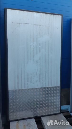 Двери грузового фургона