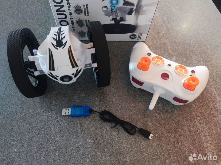 Робот на радиоуправлении (машинка)