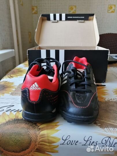 Футбольные бутсы adidas