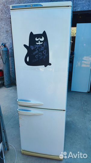 Рабочий Холодильник на стройку