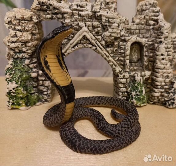 Фигурка кобры