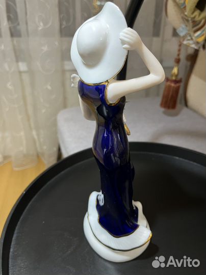 Фарфоровая статуэтка
