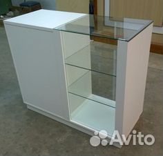 Стойка ресепшн с витриной