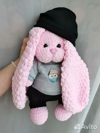 Плюшевый заяц в одежде