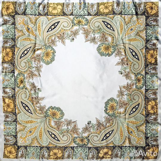 Новый белый платок с принтом 90х90 см