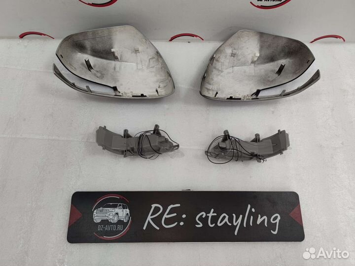 Крышки зеркал с повторителем чёрные Lexus LX570