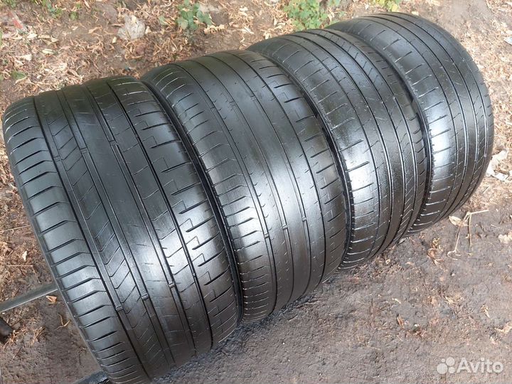 Pirelli P Zero PZ4 275/40 R22 и 315/35 R22 111Y