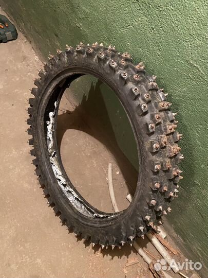 Шипованная покрышка кроссовая