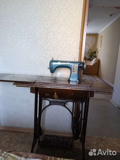 Ножная швейная машинка зингер