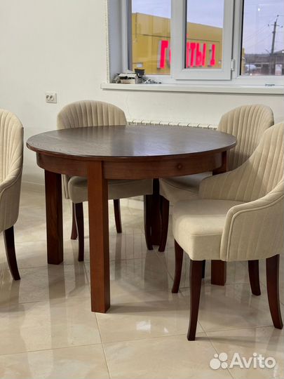 Стол и стулья