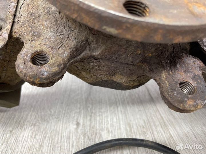 Кулак поворотный передний правый Volkswagen Passat