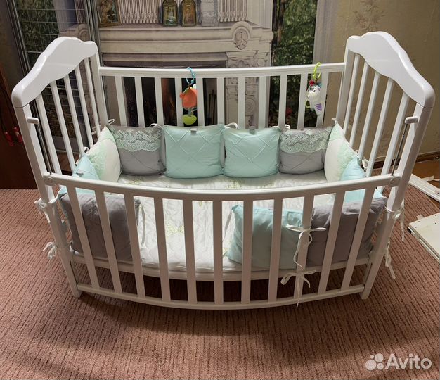 Детская кроватка с маятником