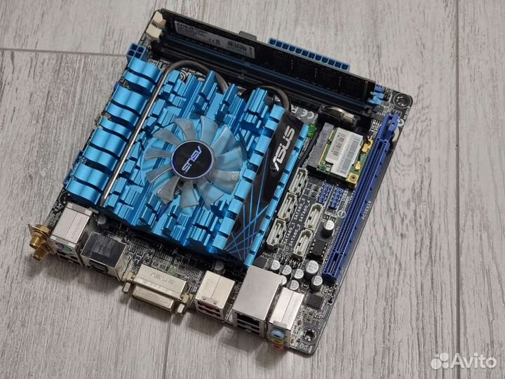 Материнская плата с CPU asus E2KM1I-deluxe + 4Gb