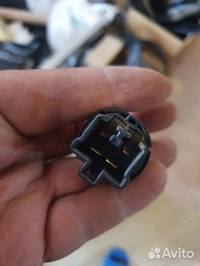 Датчик включения стоп-сигнала Mitsubishi Pajero 3