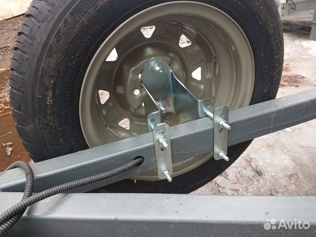 Кронштейн запасного колеса на легковой прицеп