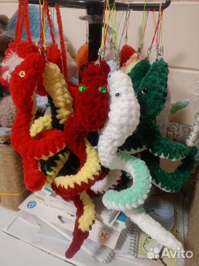 Вязанные змейки ручной работы