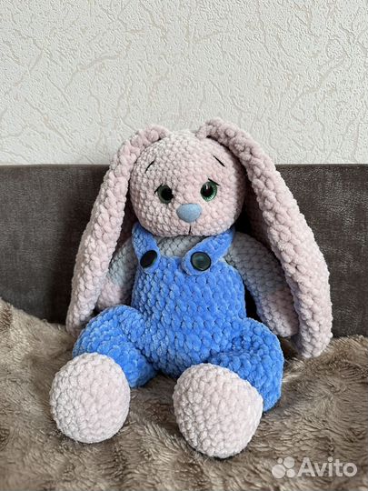Заяц из плюшевой пряжи