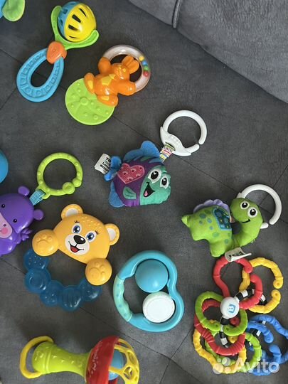 Развивающие игрушки для малышей пакетом