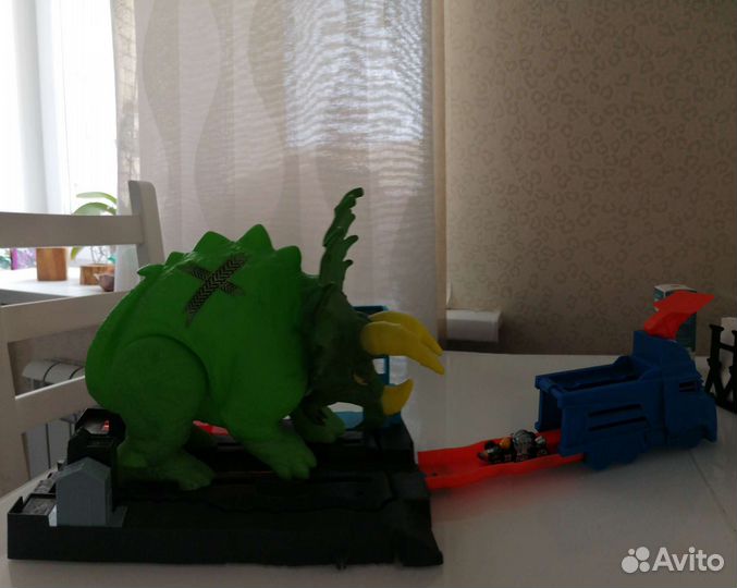 Hot wheels трек Разгневанный трицератопс