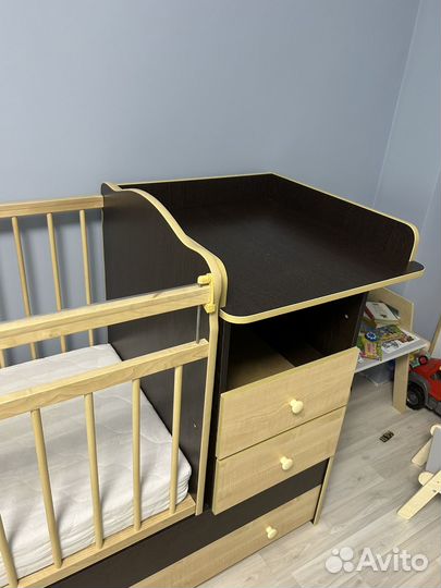 Кровать детская с пеленальным столиком