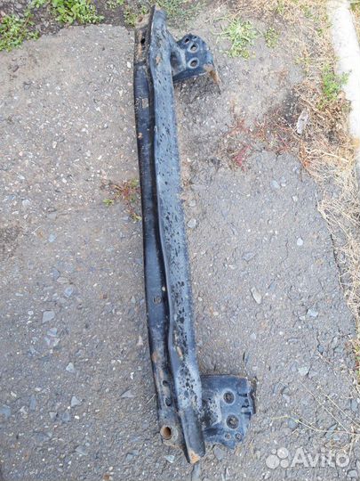 Усилитель бампера перед Volkswagen touareg 2009г