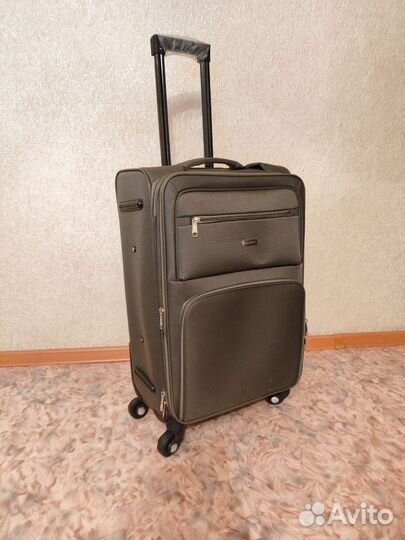Новый красивый чемодан ударопрочный