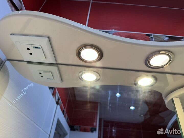 Зеркало с полочками