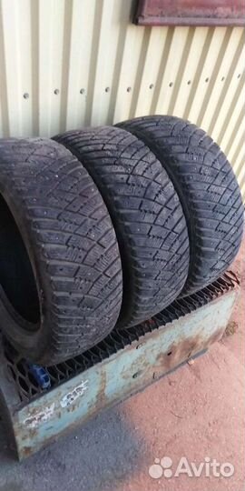 Goodyear UltraGrip 215/60 R16 99T
