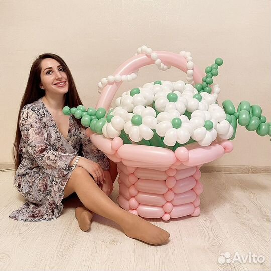 Большая корзинка ромашек из шаров