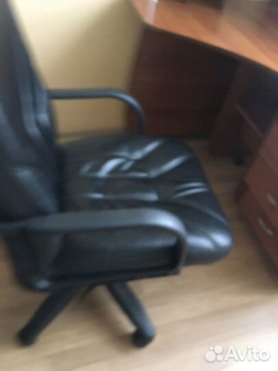 Офисное кожаное кресло руководителя, б/у