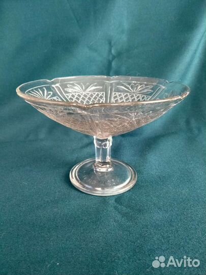 Ваза для фруктов на ножке