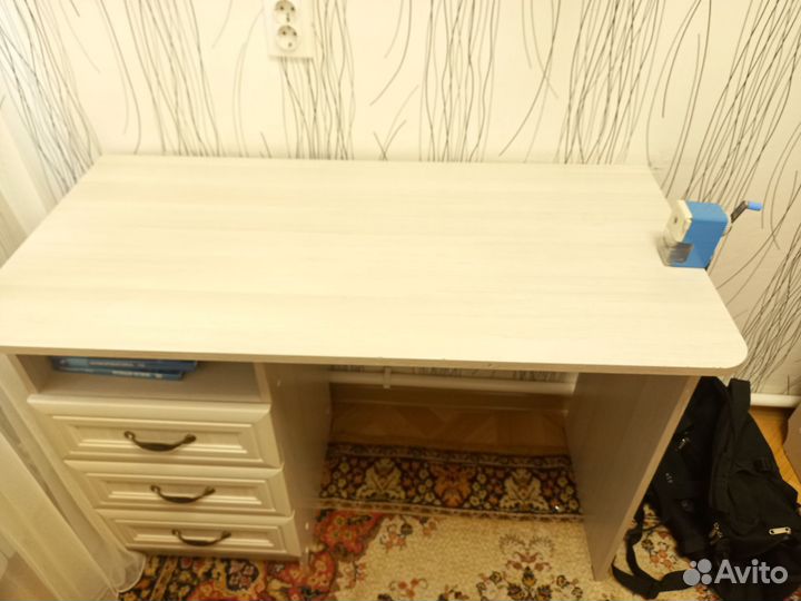 Письменный стол для школьника со шкафом