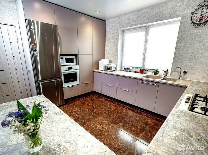 Угловая в потолок кухня на заказ