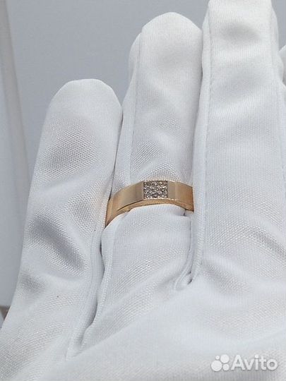 Кольцо с природным камнем Золото