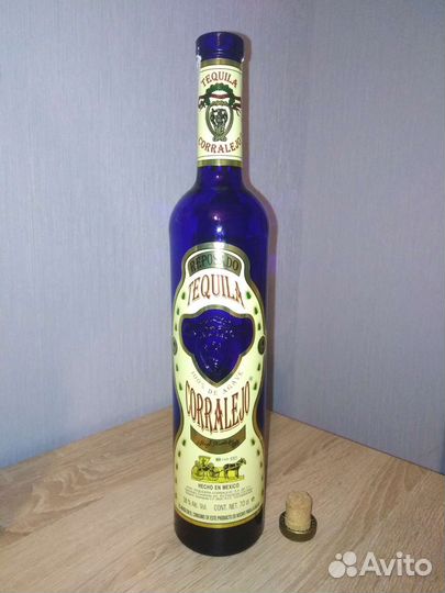 Красивая бутылка. Синее стекло