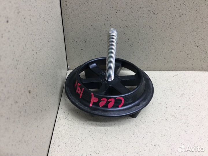 Болт крепления запасного колеса Kia Ceed универсал