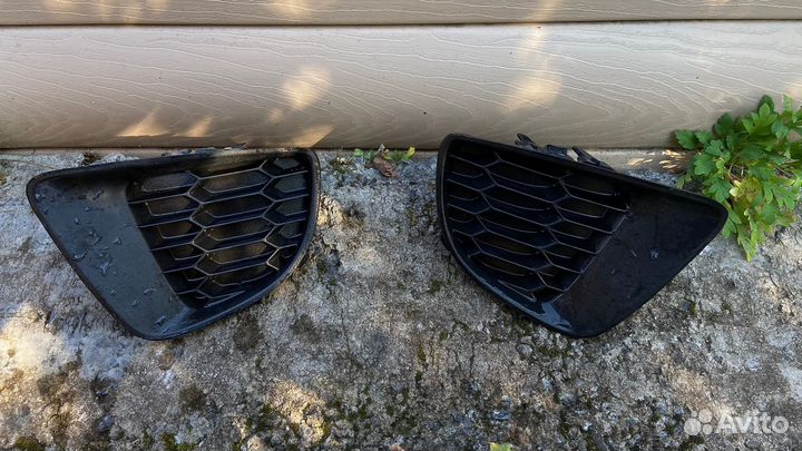 Решетка переднего бампера правая и левая