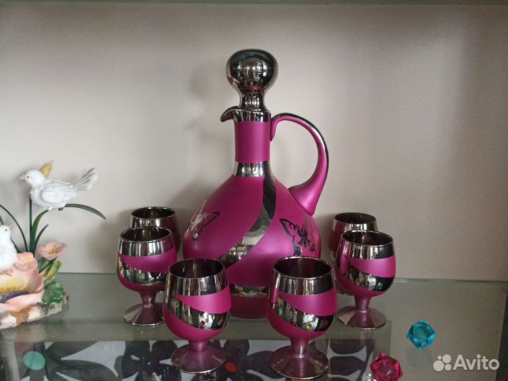 Графин с рюмками, статуэтки, подсвечник