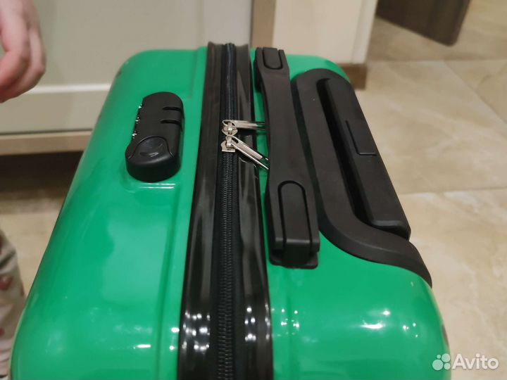 Чемодан на колесах детский новый