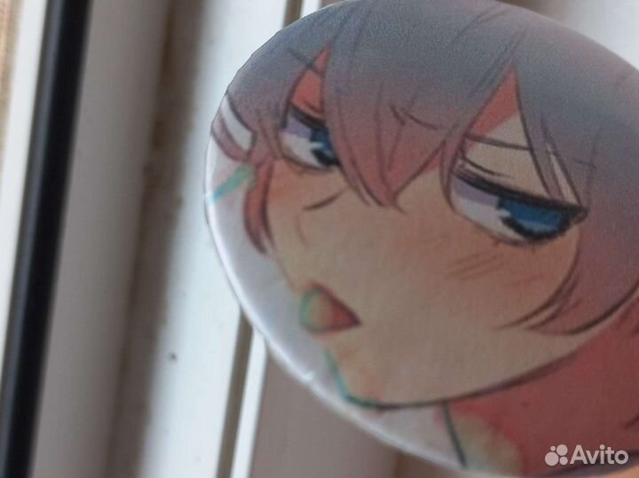 Значок с персонажем манхвы