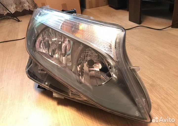 Фара на Mercedes W447 правая Галоген