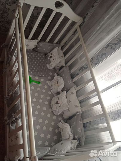 Детская кроватка с маятником