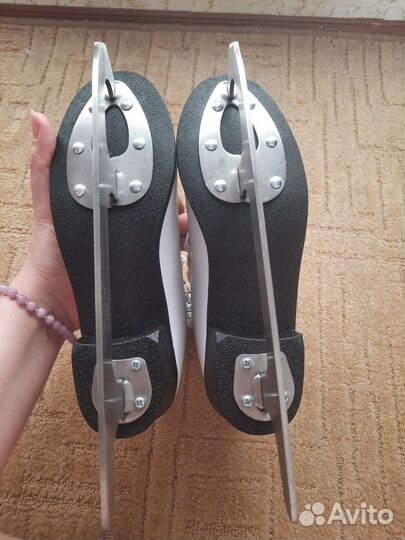 Коньки фигурные 33 и 37,5 размеры белые